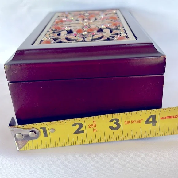 LIKE NEW ❤️ STUNNING STONES EMBROIDERY LID TIMELESS CLASS CHARM WOODEN MUSIC BOX - Picture 11 of 15